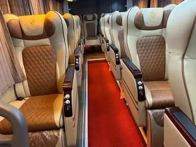 باص VIP بثلاثة صفوف من الداخل